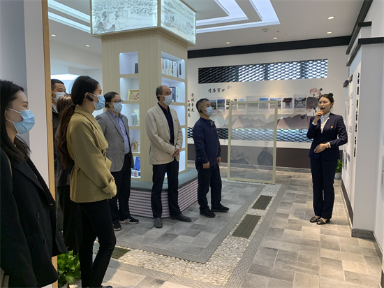 cb319d90e217ca12ad0c2fbcdbdcb92c.jpg 參觀(guān)杭紹臺(tái)高速崇仁服務(wù)區(qū)“清廉驛站”.jpg